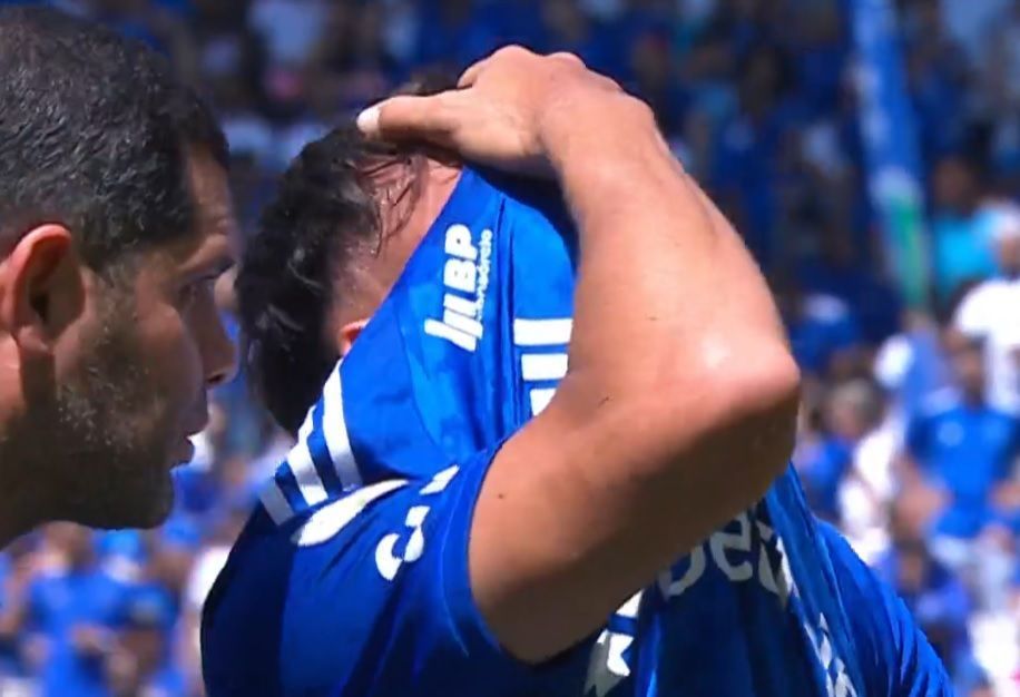 Joia do Cruzeiro deixa jogo aos prantos e preocupa; Barreal também sente dores