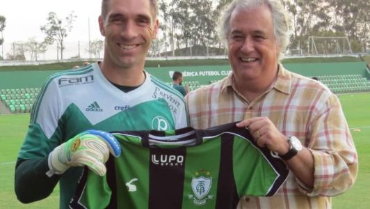 Prass recebeu camisa do América das mãos de Osvaldo Torres, ex-diretor de futebol do clube