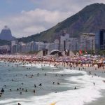 Praticantes de stand up paddle são arrastados por ventania que atingiu Praia de Copacabana