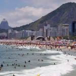 Praticantes de stand up paddle são arrastados por ventania que atingiu Praia de Copacabana