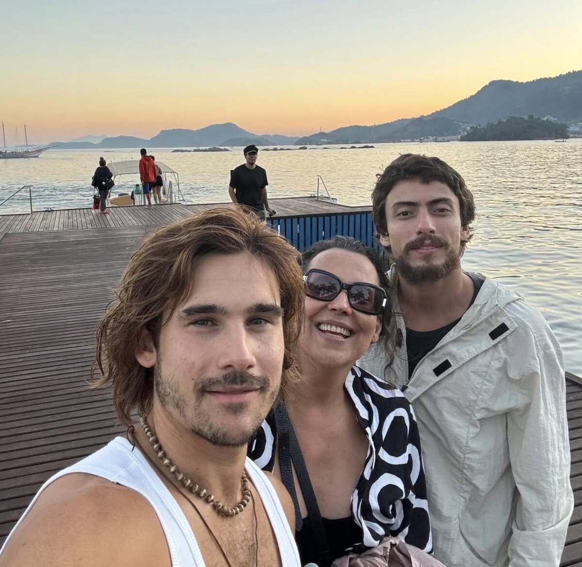 Ana Beatriz Nogueira recebe apoio de famosos enquanto trata problema de saúde