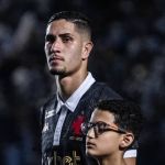 Vasco tenta novo empréstimo de Praxedes com obrigação de compra; Bragantino pede tempo