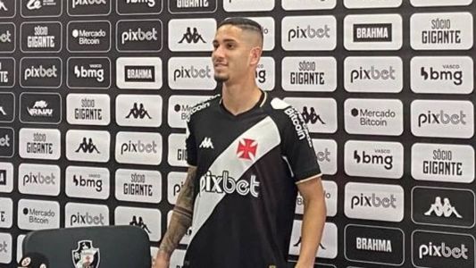 Praxedes veste a camisa 21 do Vasco