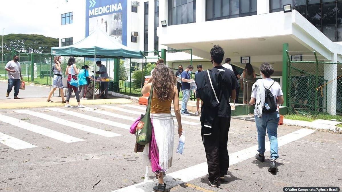 MEC abre prazo para adesão e renovação de faculdades no Prouni 2026