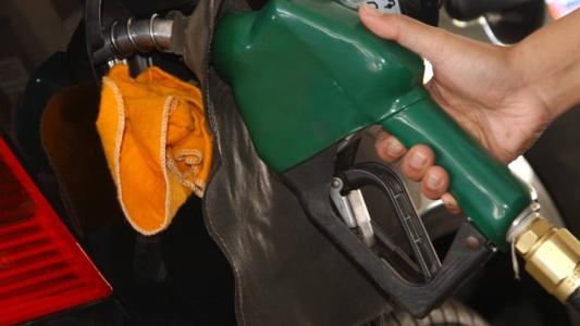 Preço da gasolina apresenta queda de R$ 0,05 no litro e etanol vale mais a pena na hora de abastecer, aponta pesquisa