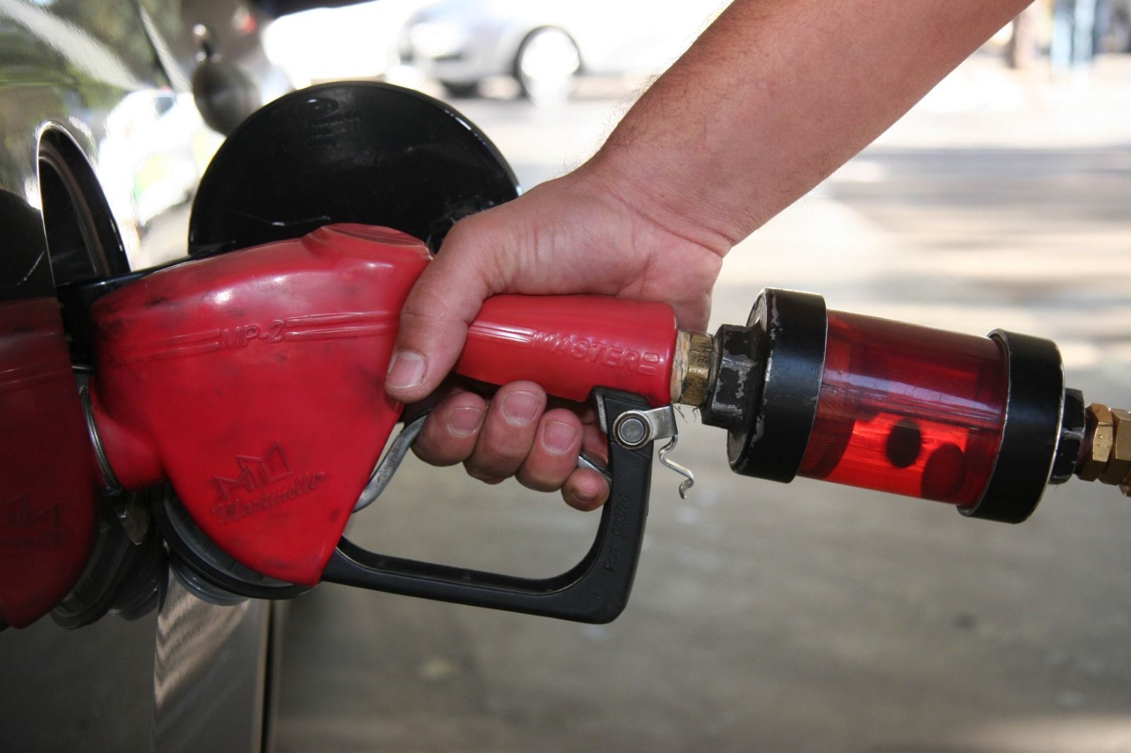 Combustíveis caem até 3,6% na RMBH; gasolina chega a R$ 6,13
