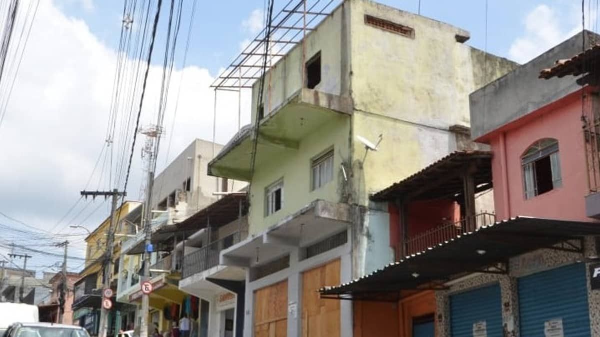 Prefeitura de Betim retira famílias e inicia demolição de prédio que pode desabar 