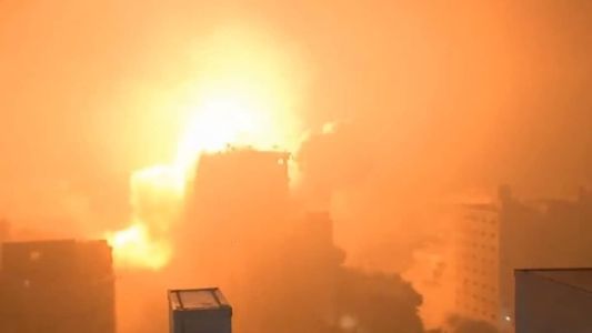 Imagens chocantes mostram prédio desabando após bombardeio