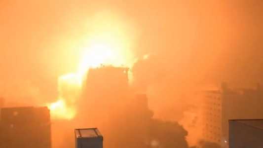 Imagens chocantes mostram prédio desabando após bombardeio