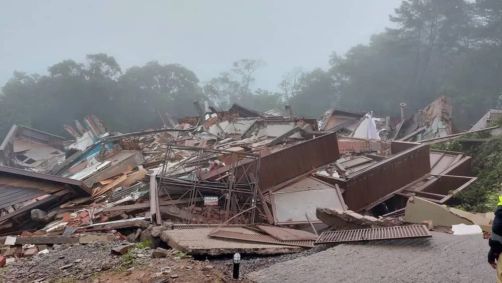 Prédio desabou na manhã de hoje (22) e mão deixou feridos