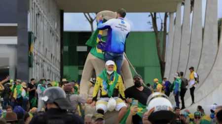 Prédios do STF, Congresso e Palácio do Planalto foram destruídos por apoiadores de Bolsonaro na tarde de domingo (8)