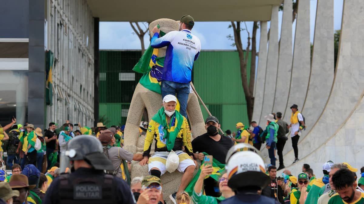 Terroristas serão julgados e exemplarmente punidos, diz STF após episódios de destruição em Brasília