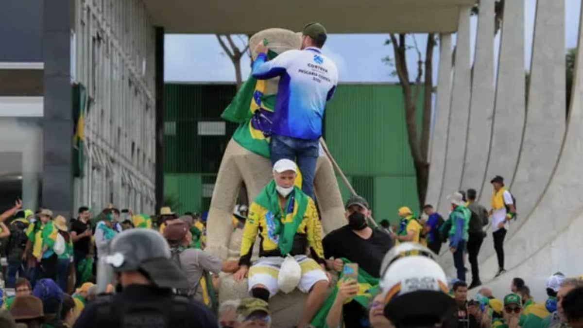 Conversa de Redação: Bolsonaro tem influência nos ataques em Brasília?