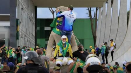 Prédio do STF foi destruído por apoiadores de Bolsonaro na tarde deste domingo (8)