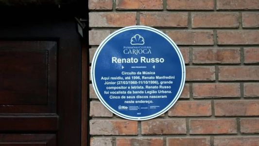 Prédio em que artista viveu recebeu placa de homenagem