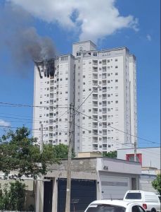 Últimos andares do prédio ficaram tomados por fumaça