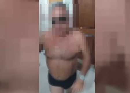 morador de prédio vestido com sunga preta briga com funcionário