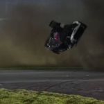 Piloto da NASCAR capota doze vezes e sai ileso após acidente impressionante; veja vídeo