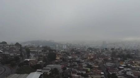 Prefeirura esclarece que não existe registro de ocorrência de risco geológico e que o alerta é protocolar após uma madrugada chuvosa