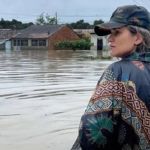 Prefeita é criticada ao posar para foto em meio a enchente: 'editorial de moda'