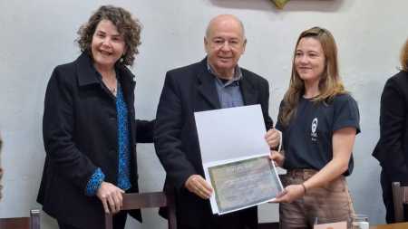 Prefeito Ângelo Oswaldo entrega certificado para homenageados da cerimônia