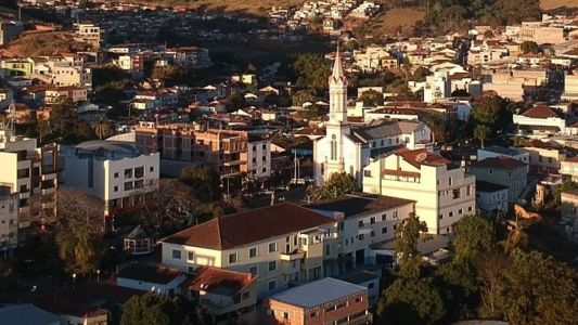 Prefeito de Campestre foi agredido com chutes e pontapés durante uma festa junina, na praça principal da cidade mineira