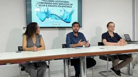 Prefeito Gustavo Nunes (meio) em entrevista coletiva à imprensa