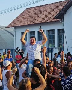 Após não conseguir assumir a prefeitura, Netinho lançou a candidatura da irmã, Josiana Soares Carvalho Santana, conhecida como "Josi irmã do Netinho".