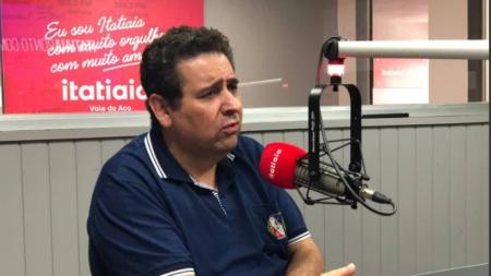 Dr. Marcos Vinicius (PL) durante entrevista à Itatiaia