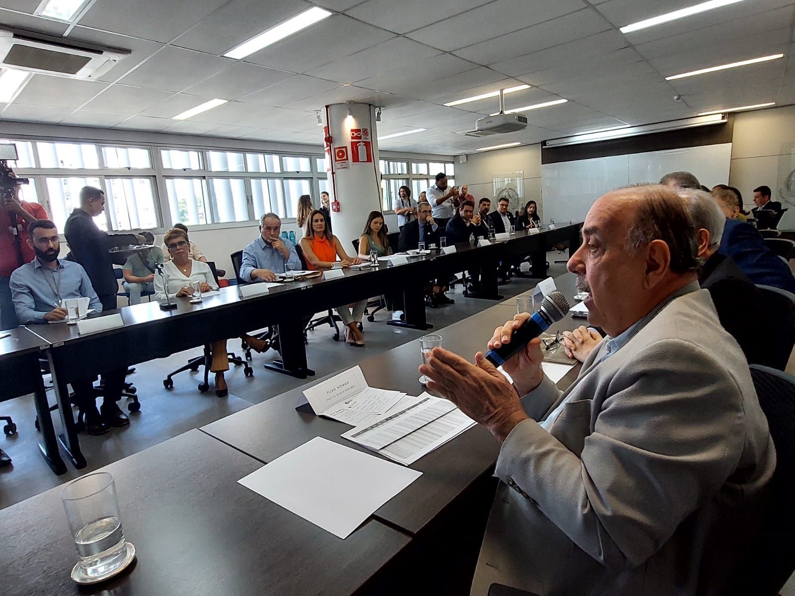 Prefeitos criticam perdas de receita com novo ICMS da Educação em reunião com TCE
