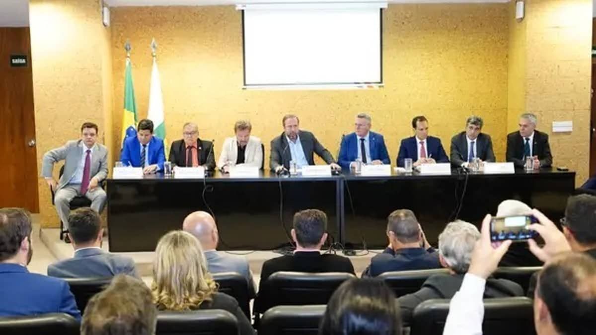 Prefeitos se reúnem com ministro para cobrar repasses do Cfem