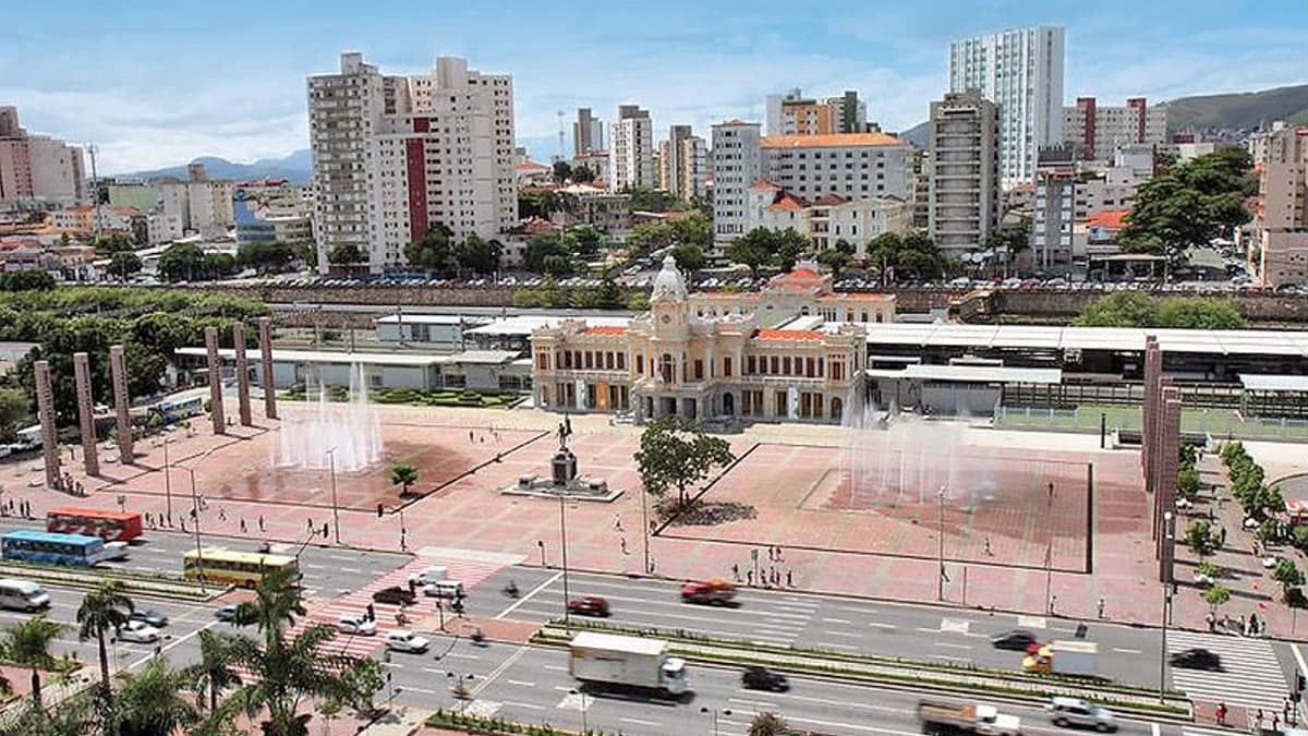 Onda de calor: moradores de rua em BH têm bebedouros públicos e banhos disponíveis para evitar desidratação  