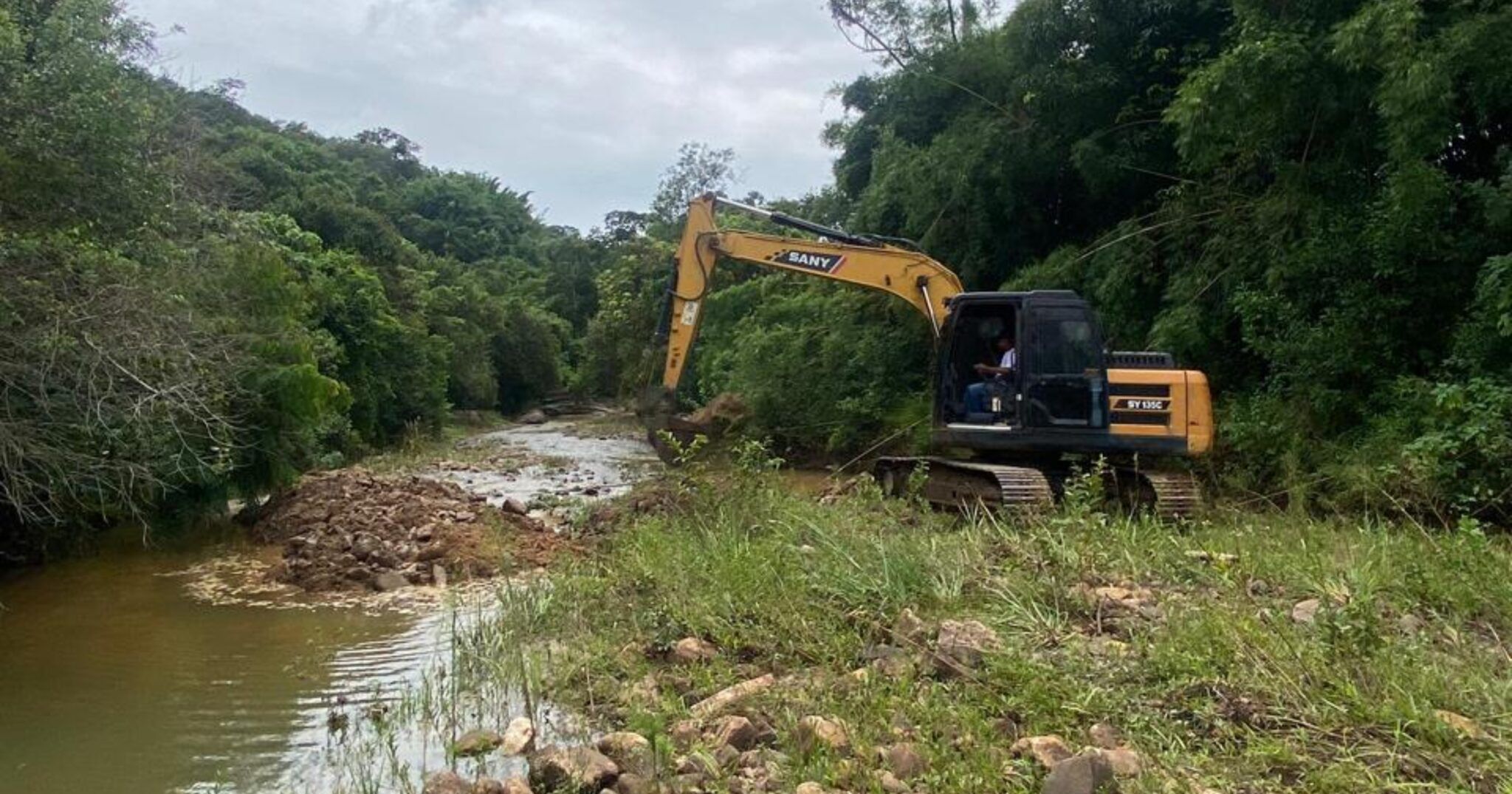 Prefeitura inicia desassoreamento do Rio Maynart em distrito de Ouro Preto