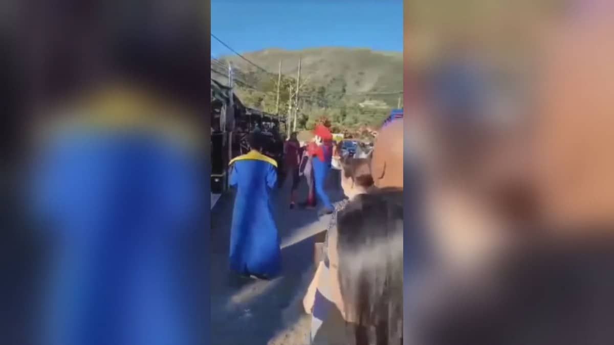 Prefeitura de Teresópolis exige afastamento de dançarinos que trocaram socos vestidos de super-heróis