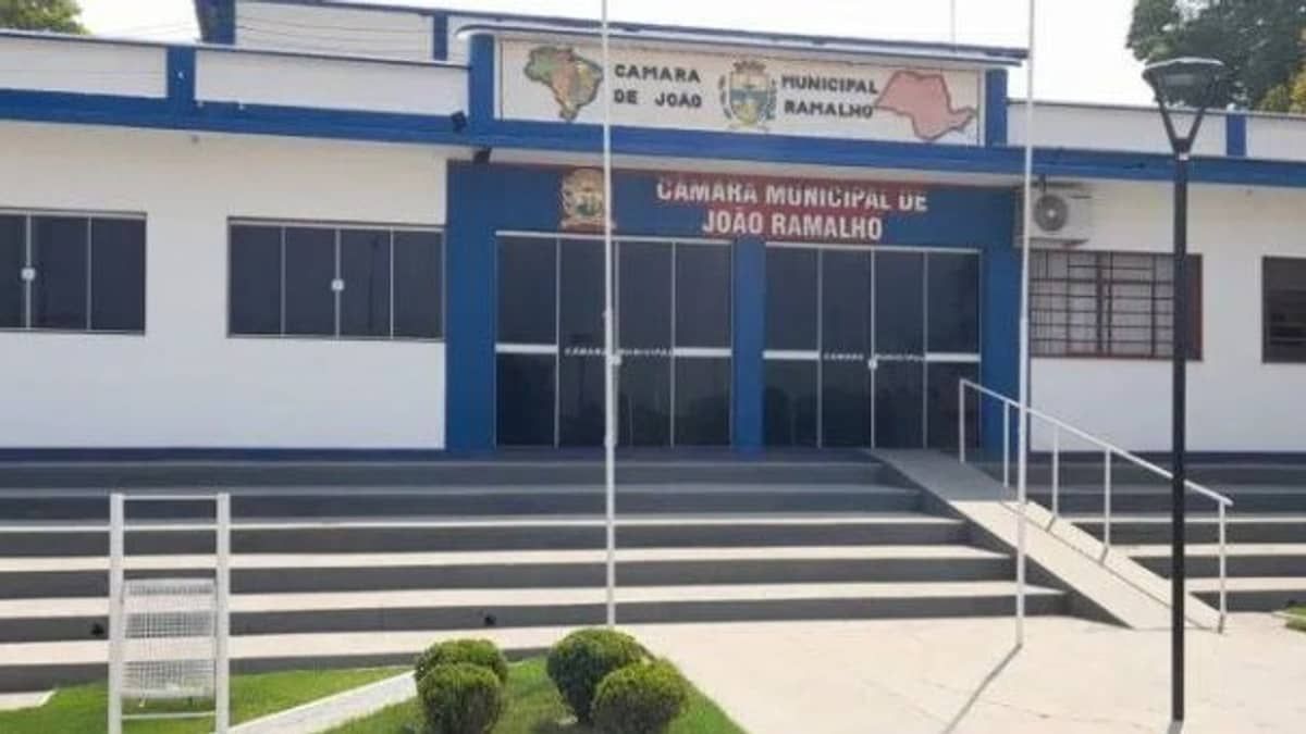 Prefeitura demite estagiários que moram em outra cidade e MP determina reintegração 