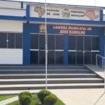 Prefeitura demite estagiários que moram em outra cidade e MP determina reintegração