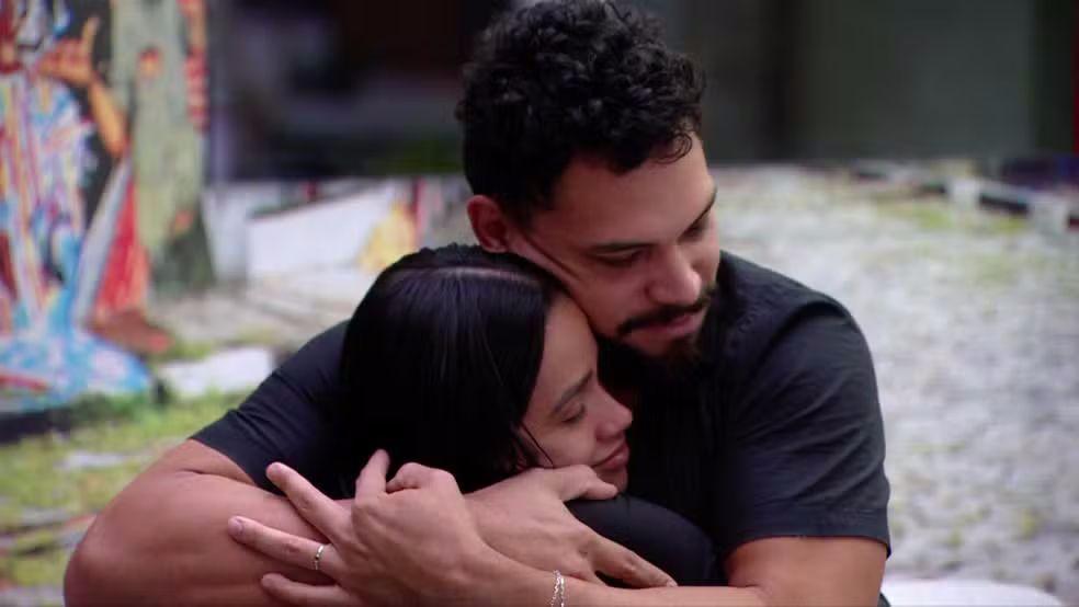 BBB 25: Vinícius, Eva e Renata têm momento de emoção após 'lavarem roupa suja'