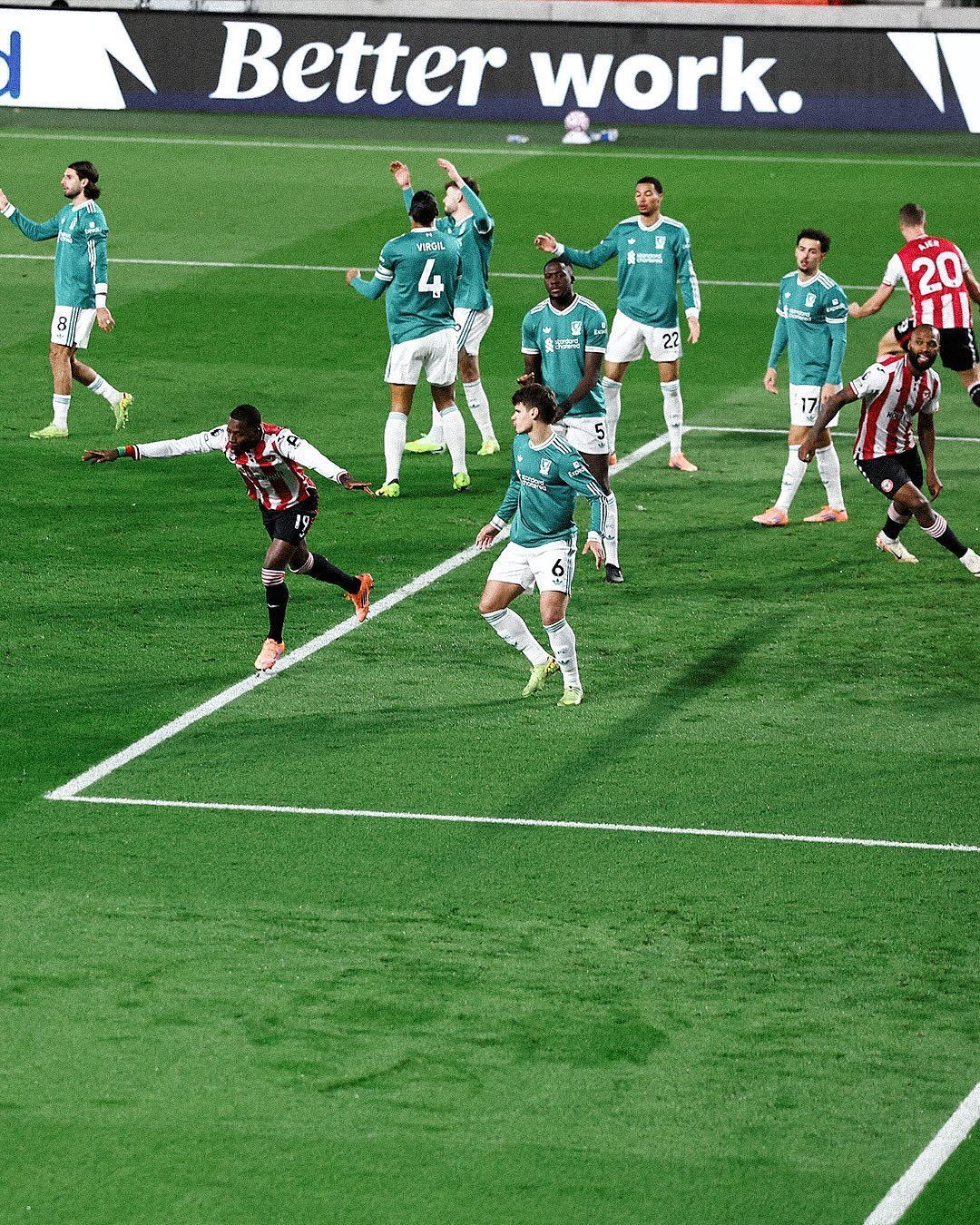 Liverpool perde para o Brentford e se complica na Premier League