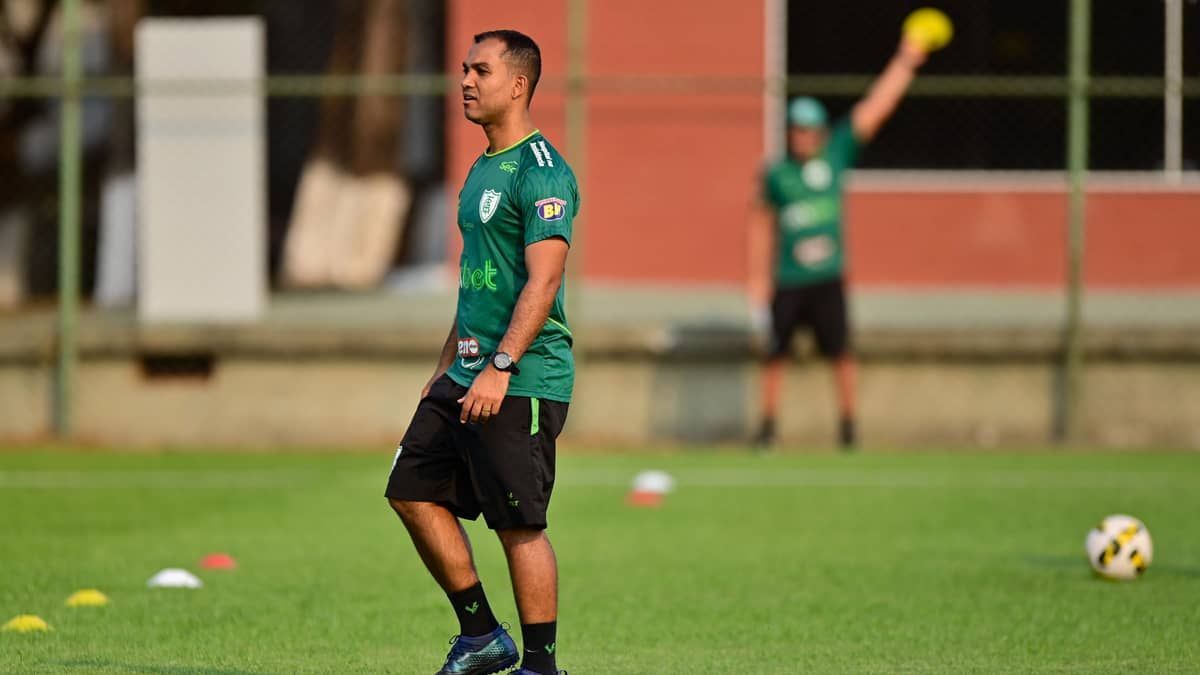 Preparador do América é multado por agredir filho de conselheiro em Montevidéu