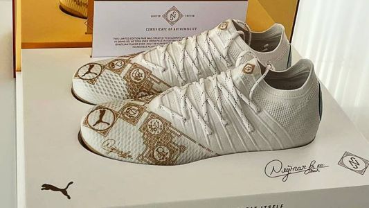Presente de Neymar foi entregue ao ex-atacante Romário, que postou foto na rede social
