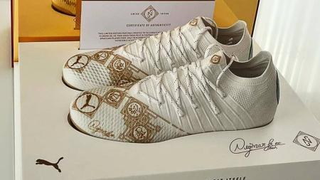 Presente de Neymar foi entregue ao ex-atacante Romário, que postou foto na rede social