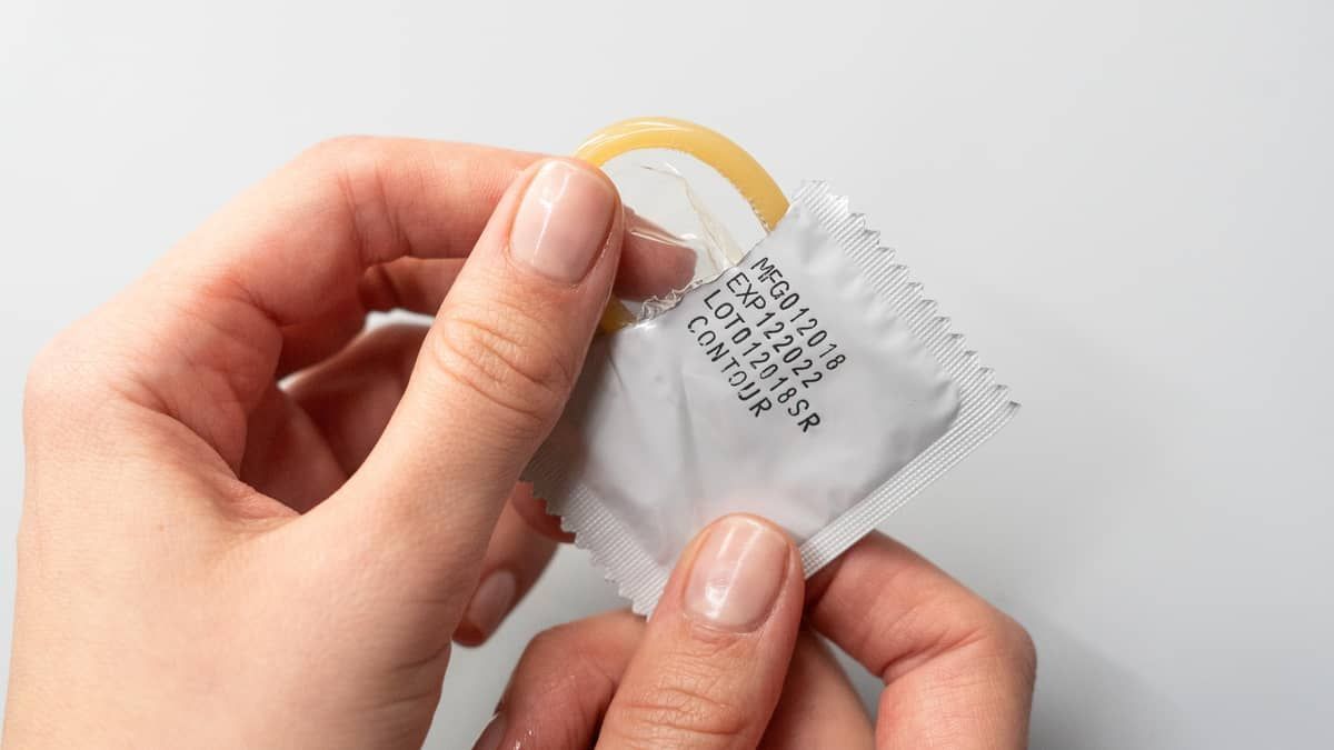 Anvisa suspende lotes de camisinhas Blowtex após falhas nos testes de estouro; saiba os lotes afetados