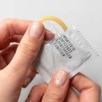 Anvisa suspende lotes de camisinhas Blowtex após falhas nos testes de estouro; saiba os lotes afetados