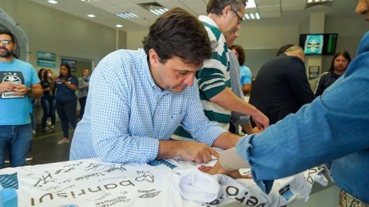 Presidente Alberto Guerra celebra junto dos sócios a marca de 100 mil gremistas no quadro social