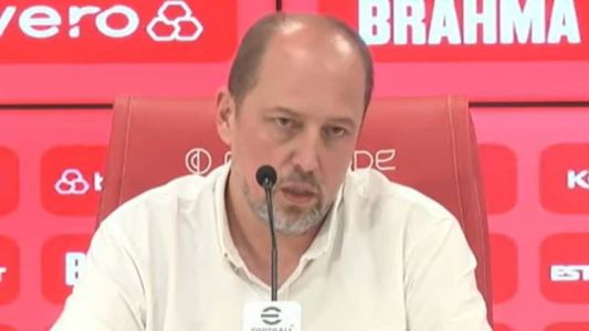 Presidente Alessandro Barcellos durante entrevista coletiva no Beira-Rio