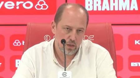 Presidente Alessandro Barcellos durante entrevista coletiva no Beira-Rio