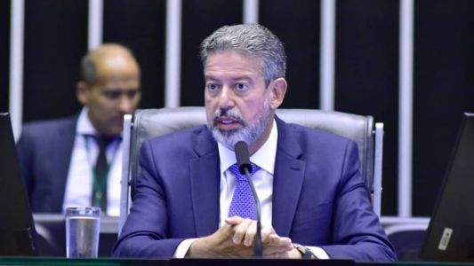 Presidente Arthur Lira (PP-AL) colocou o PLP 136, que prevê liberação de repasse do Governo Federal para estados e municípios