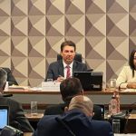 Oposição e governo não constroem acordo, e votação de requerimentos é adiada na CPMI do 8/1