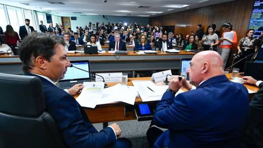 Presidente Arthur Maia (União-BA) se irritou com os deputados Abílio Brunini (PL-MT) e André Fernandes (PL-CE)