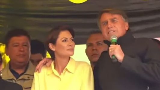 Presidente Bolsonaro e MIchelle Bolsonaro discursaram em calçadão da rua Halfeld